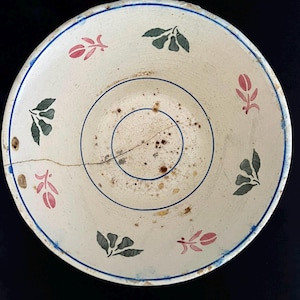 Antike portugiesische Ratinho-Fayence-Schale, mit Heftklammern reparierte Volkskeramik, um 1900, 10 Zoll