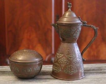 Dallah / Kupferkessel / Kaffeekanne mit ornamentalen Mustern, Vintage-Handwerkskunst aus der Mitte des 20. Jahrhunderts.