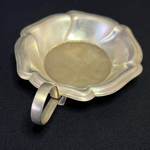 Antikes WMF-Teesieb, versilbertes Jugendstil-Blumennetz, um 1920