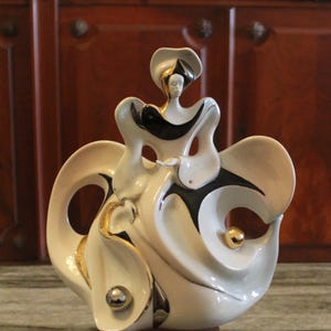Art-Deco-Porzellanfigur, 1980er Jahre von Porcelanas Galos, stellt eine weibliche Figur dar.