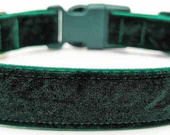 Evergreen Velvet Dog Collar: Adjustable Nylon Holiday Style
