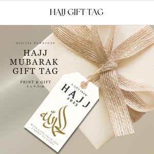 Puede incluir: Una etiqueta de regalo blanca con texto negro que dice "A Gift From Hajj 2025". La etiqueta también presenta un diseño de caligrafía árabe dorado y el texto "With love from our family to yours".