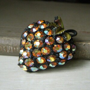 Broche vintage de fresa japonesa, alfiler de baya, topacio Aurora Boreal AB, hojas de esmalte verde. Oferta.