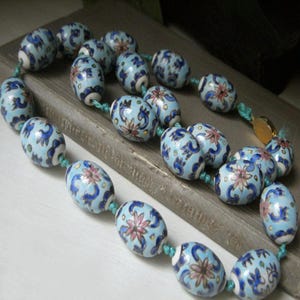 Collar vintage de porcelana china, anudado a mano, con óvalos florales azules, 57 cm. Fabricado en Asia, con cuentas, exportación china, en excelente estado.