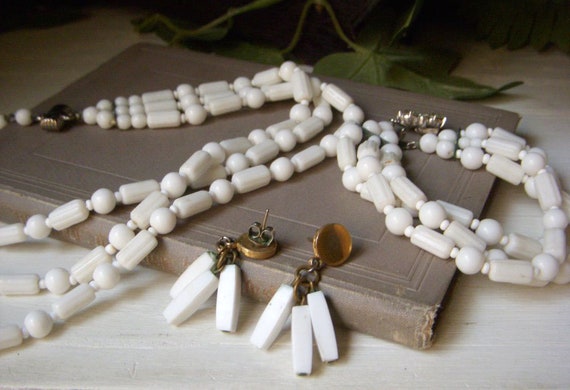 Vintage White Milk Glass Beaded Necklace, Bracele… - image 2