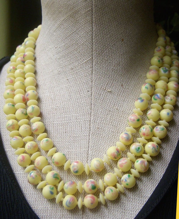 GLASS BEAD NECKLACE PALE YELLOW GLASS BEAD NECKLACE PALE YELLOW