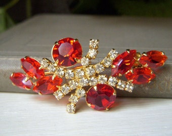 50mm D Siam Red Crystal Wreath Brooch In Antique Gold Tone 50mm D Siam Red Crystal Wreath Brooch In Antique Gold Tone