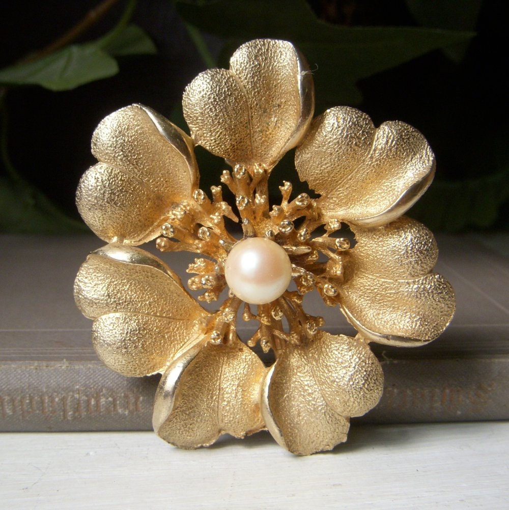 Vintage Boho Floral Corsage Pearl Flower Brooches Pins with Big Pearl Cross  Brooch Women Wedding Bridal Jewelry