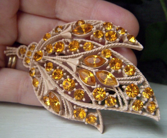 Vintage Topaz Rhinestone Leaf Brooch with Peach E… - image 4