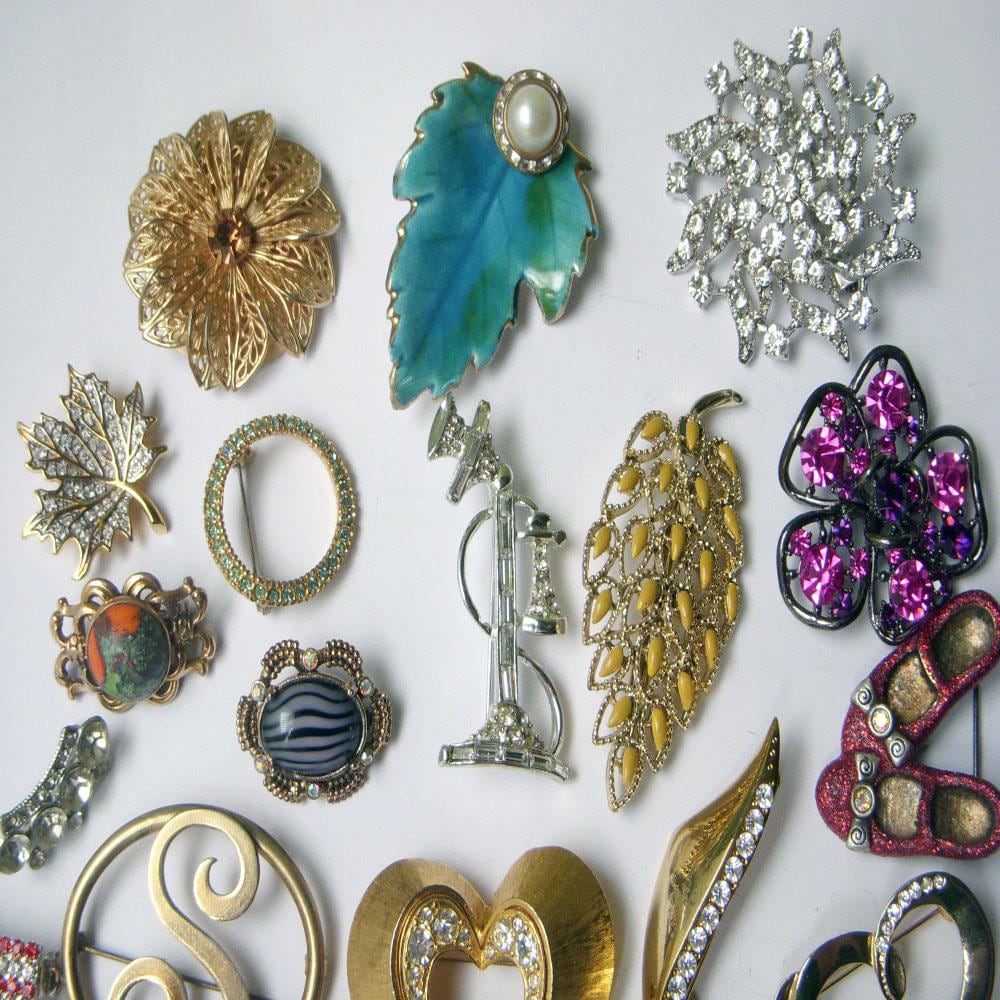 レビューの多い高評価商品特集！ Giant Premium Lot of 22 Brooches, Lovely Floral Rhinestone アクセサリー