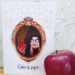 Tarjeta de cumpleaños personalizada divertida y segura con el espejo mágico de Blancanieves y la reina malvada y la tarta de manzana envenenada