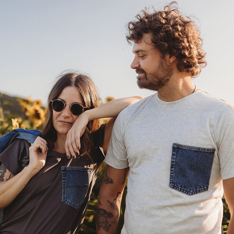 Tshirt basique fait de jersey de coton, trois couleurs offertes, gris clair, gris charcoal et beige. Poche de denim recyclé. Pour hommes et femmes. Ils sont tous uniques.