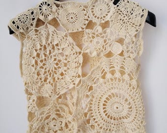 Blusa de encaje de ganchillo hecha a mano, top bohemio de algodón color crema, prenda para combinar con otras capas.