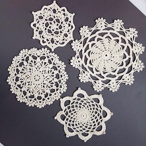 Set van 4 gehaakte onderzetters, diverse maten en vormen, kanten onderzetters, bredere placemats van 18 cm met bloemenmotief.