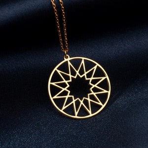 Peut inclure: Un collier en or avec un pendentif circulaire orné d'une étoile géométrique.