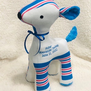 Ciervo de peluche de recuerdo: estadísticas de nacimiento bordadas, regalo de recuerdo