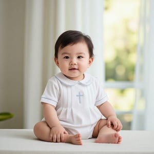 Burbuja de bautizo plisada de algodón Pima - Blanca con ribete azul - Burbuja de bautizo - Ropa clásica para bebé - Algodón Pima para bebé - Algodón Pima para niño pequeño