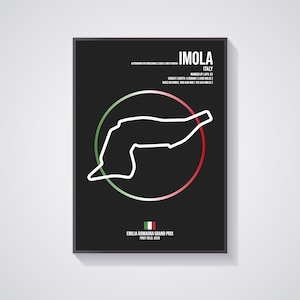 Op de afbeelding: Een zwart-witte illustratie van het Imola racecircuit in Italië. Het circuit is wit omlijnd en omgeven door een rode en groene cirkel. De tekst "IMOLA" en "ITALIË" staat bovenaan de afbeelding. De tekst "EMILIA ROMAGNA GRAND PRIX" en "EERSTE UITGAVE: 2020" staat onderaan de afbeelding.