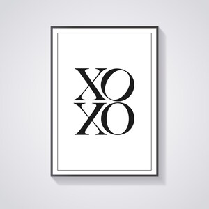 Puede incluir: Arte de pared imprimible en blanco y negro con el texto "XOXO" en una fuente en negrita de tipo serif.