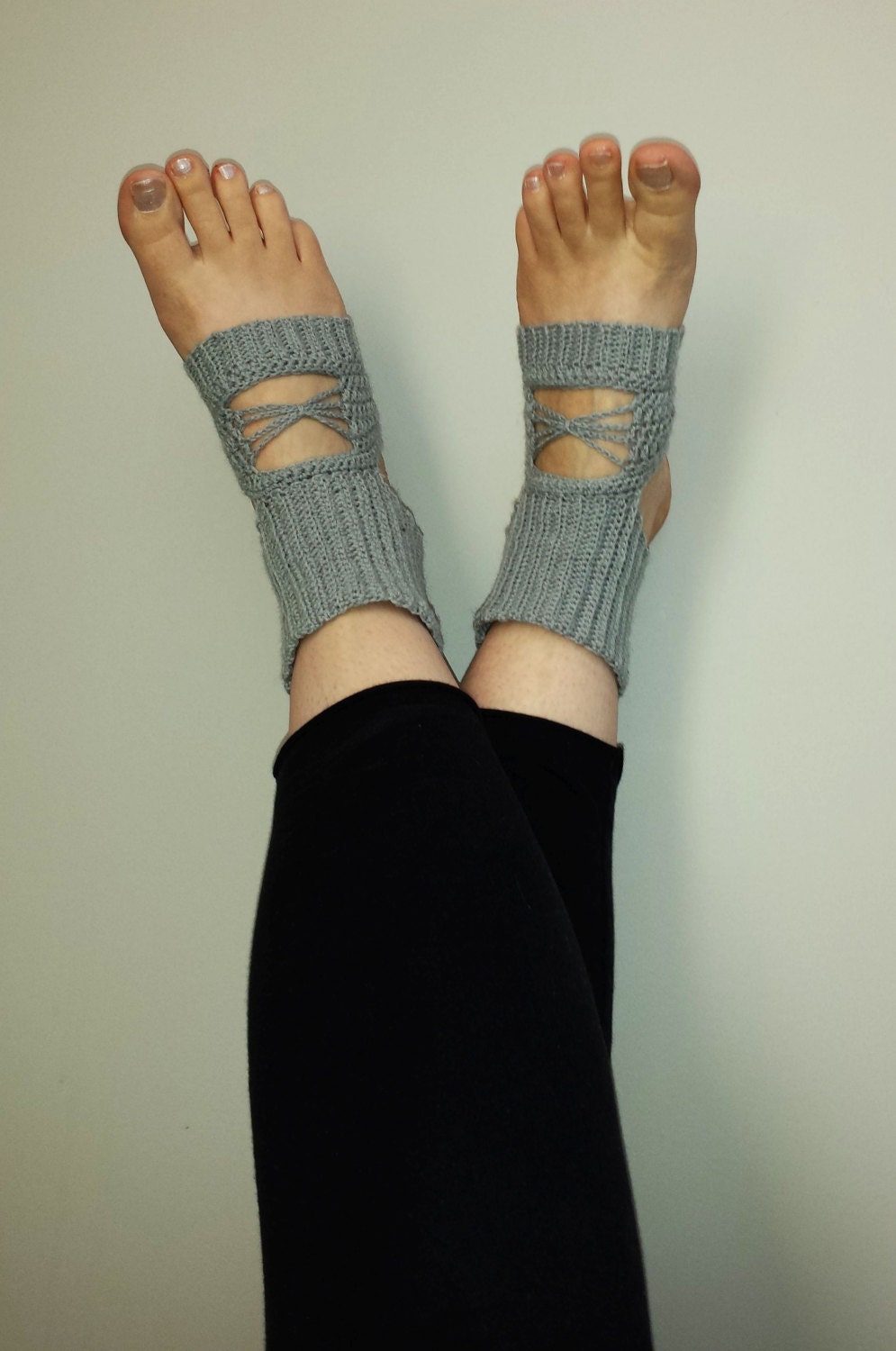 Gaiam Yoga Sock Anklets - Grippy Leg Warmer Ankle Socks for Yoga, Barre,  Pilates, Dance, Aerobics - Bermuda Blue, Socks -  Canada