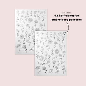 Op de afbeelding: Twee witte vellen met 43 zelfklevende borduurpatronen van verschillende bloemen en bladeren in zwarte inkt. De tekst "Stick & Stitch" en "43 zelfklevende borduurpatronen" zijn in het zwart gedrukt.