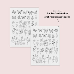 Op de afbeelding: Twee vellen zelfklevende borduurpatronen met vlinders, bloemen en botanische ontwerpen. De tekst luidt "Stick & Stitch" en "39 zelfklevende borduurpatronen". De patronen zijn in zwart en wit.