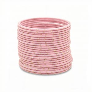 Op de afbeelding: Een stapel roze armbanden met gouden spikkels. De armbanden zijn rond en lijken van metaal te zijn. De stapel staat op een witte achtergrond. De armbanden zijn lichtroze van kleur.