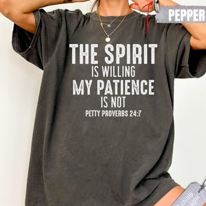 以下が含まれることがあります： THE SPIRIT IS WILLING MY PATIENCE IS NOT PETTY PROVERBS 24:7という白いかすれた文字がプリントされたチャコールグレーの半袖Tシャツ。クルーネックでゆったりとしたフィット感があり、隅にはPEPPERと書かれた小さなタグが付いています。