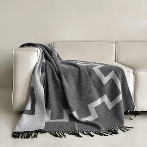 CITY LUXE - 100% Lammwolldecke, WOOLMARK-zertifizierter weicher Wollüberwurf, luxuriöse karierte Decke, gemütliche Sofadecke, umweltfreundliches Wohndekor