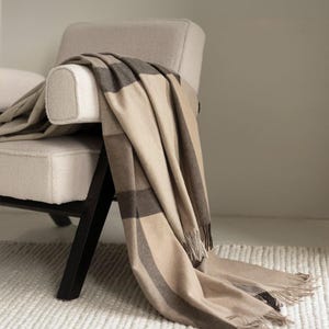 COCO - Decke aus 100% Lammwolle, WOOLMARK-zertifizierter weicher Wollüberwurf, luxuriöse karierte Sofa-Decke, umweltfreundliche Wohnkultur