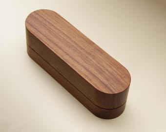 Estuche minimalista para gafas de nogal, tallado en un solo bloque, acabado impermeable, regalo de madera hecho a mano, cierre magnético, caja artesanal.