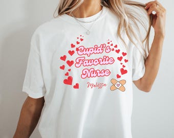 Camiseta presente de dia dos namorados para enfermeiras Comfort Colors®, presente com nome personalizado para enfermeiras, camiseta para profissionais de saúde, camiseta para dia dos namorados para enfermeiras, camiseta fofa para dia dos namorados