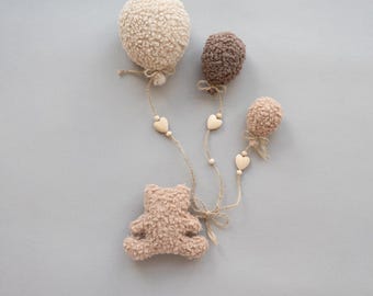 Handgemachter Bouclé-Teddybär mit Luftballons: Neutrales Kinderzimmer Dekor