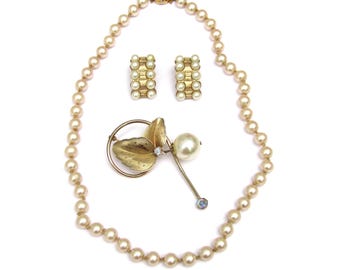 Orecchini di perle firmati Kramer, collana di perle di vetro, spilla a foglia: bigiotteria di metà secolo