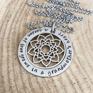 Collar de inspiración, regalo de la abuela, día de las madres, joyería de Mandala, cita estampada a mano, regalo de inspiración de las mujeres, regalo para Nana
