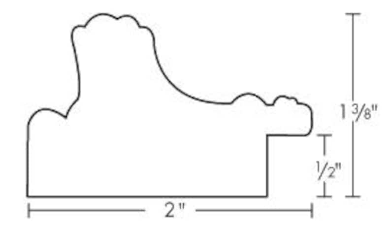 Puede incluir: Un marco de imagen simple y adornado con un perfil de 3,5 cm de ancho y 1,2 cm de profundidad. El marco tiene 5 cm de ancho.