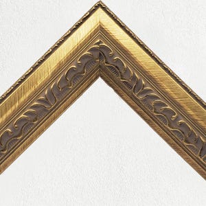 Marco inverso adornado con oro