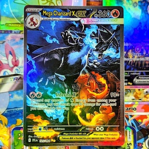 Könnte beinhalten: Eine holografische Mega Charizard X EX Pokémon-Karte. Die Karte zeigt ein blaues und schwarzes Charizard mit feurigen Akzenten. Der Kartentext enthält "Inferno X" und "Mega Evolution EX rule". Die Karte ist eine Stufe 2 Entwicklung.