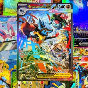 Puede incluir: Una tarjeta coleccionable Pokémon Mega Lucario EX holográfica. La tarjeta presenta una ilustración dinámica de Lucario en acción, con vibrantes azules, naranjas y amarillos. La tarjeta tiene los textos "Aura Jab" y "Mega Brave".