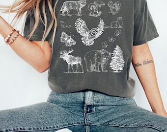 Camiseta Vintage com Criaturas da Floresta, Camiseta Minimalista Fairycore, Colagem de Raposa, Veado e Coruja, Presente Ideal para Amantes da Natureza com Estilo Cottagecore, Vibração Retrô dos Anos 90