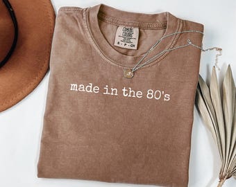 Camiseta Comfort Colors® Made in the 80s, Camiseta divertida para crianças dos anos 80, Camiseta retrô com estampa nostálgica, Camiseta casual estilo anos 80, Presente para crianças dos anos 80