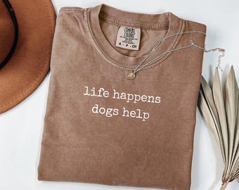 Comfort Colors® „Life Happens Dogs Help“-Shirt, süßes T-Shirt für Hundeliebhaber (Damen und Herren), Grafik-Top für Tierhalter, lustiges Geschenk für Hundemamas oder -papas