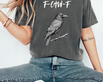 Camiseta Comfort Colors® F-CAW-F Corvo, Camiseta com Jogo de Palavras Divertido sobre Pássaros, Camiseta Gótica com Corvo, Camiseta com Estampa Sarcástica e Ousada, Presente Ideal para Amantes de Corvos (Mulheres e Homens)