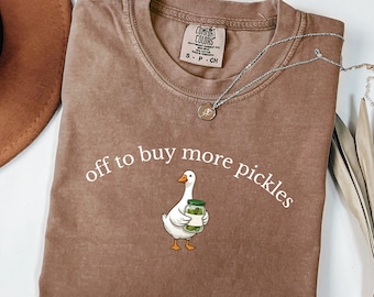 Camiseta Comfort Colors® Off To Buy More Pickles, camiseta divertida con estampado de Pickle Goose, ropa sarcástica para amantes de los pepinillos, regalo estético para amantes de la comida, a la moda.