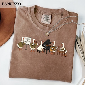 Camiseta Comfort Colors® com estampa divertida de gansos músicos de orquestra, camiseta para banda de música clássica, presente para pianista, violinista e guitarrista, blusa artística com estampa de ganso engraçado