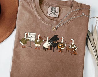 Maglietta Comfort Colors® con divertente oca musicista d'orchestra, maglietta per gruppi musicali di musica classica, regalo per pianisti, violinisti e chitarristi, maglietta artistica con oca buffa