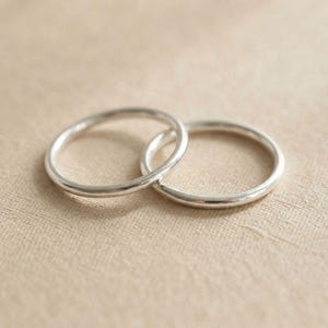 Set di 2 anelli impilabili minimalisti, anelli sottili e sovrapponibili, set di anelli in argento sterling, anelli placcati oro, anelli delicati per tutti i giorni, regalo per lei
