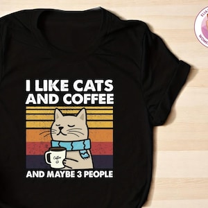 Camiseta feminina de manga curta | Estampa de gato bebendo café | Design de letras engraçadas | Camiseta estilo gola redonda | Blusa confortável e moderna