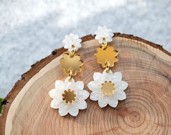 Daisy drop earrings, Pearl white and gold daisy earrings, Three tier flower drop earrings, Floral statement earrings