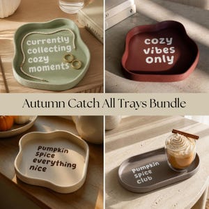 Könnte beinhalten: Ein Set aus vier Ablageschalen mit unregelmäßigen Formen. Eine salbeigrüne Schale trägt die Aufschrift currently collecting cozy moments, eine dunkelrote cozy vibes only, eine cremefarbene pumpkin spice everything nice und eine graue pumpkin spice club.